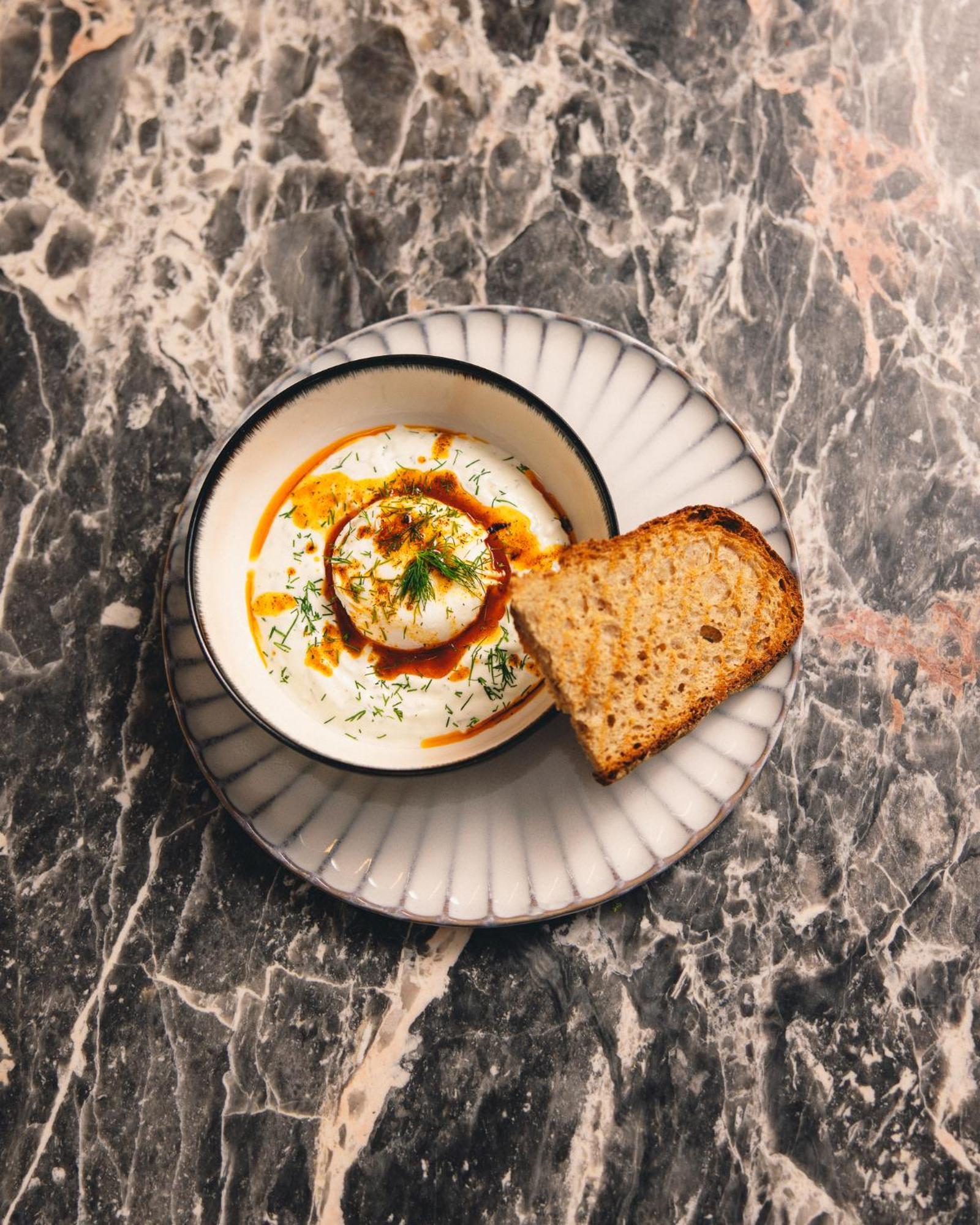 Kai 36 - Hotel Zwischen Fels Und Fluss Graz Exterior foto A bowl of Labneh with olive oil and sumac